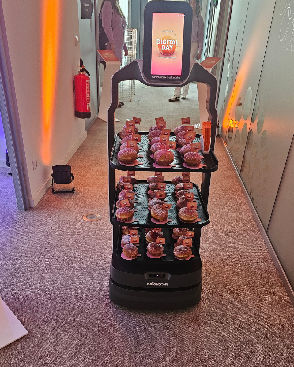 unser LuckiBot mit Krempel bei Cosonova Beauty