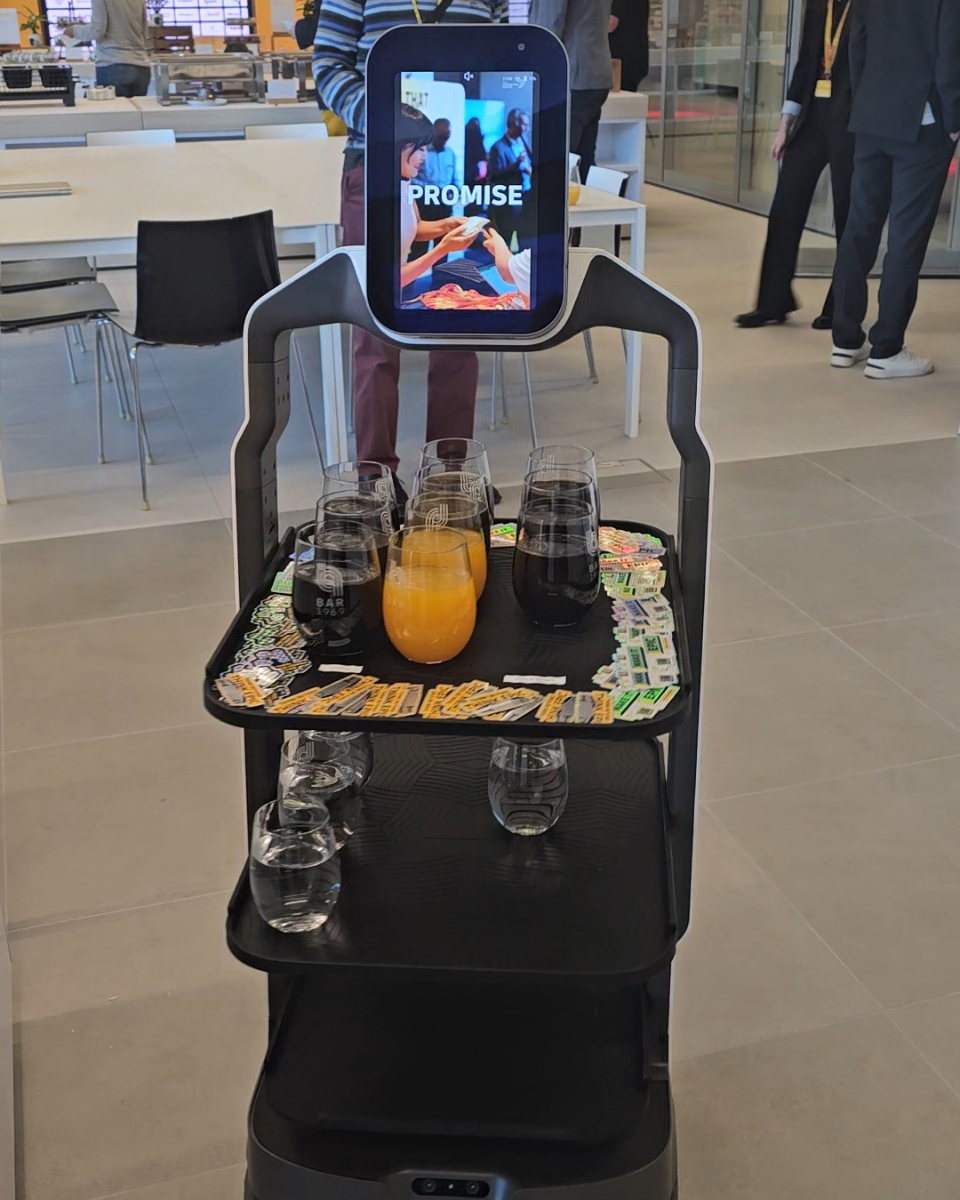 zur Eröffnung des DHL Inovation Center unser LuckiBot